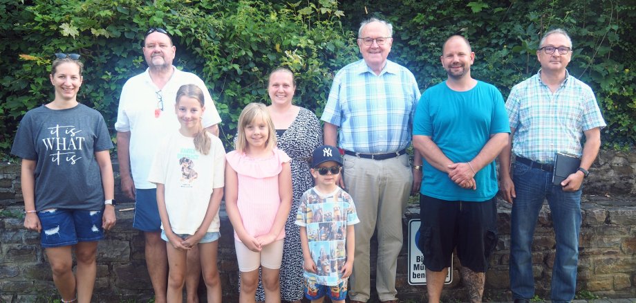 Familie Wichmann mit Schwimmmeister Woischwill, Lydia Holzem, dem Beigeordneten Bernhard Wiemer und Michael Frömbgen