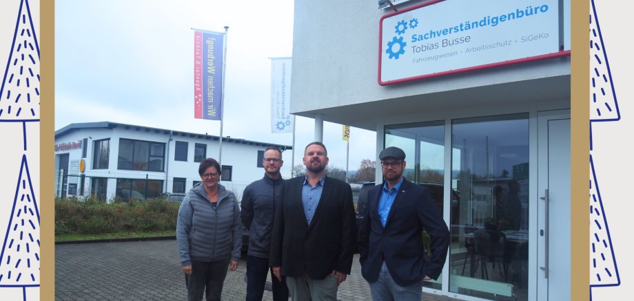 Beige Grün Schwarz Illustrativ Adventskalender Türchen Instagram Post - 4 (2) Beige Grün Schwarz Illustrativ Adventskalender Türchen Instagram Post - 4 (2)