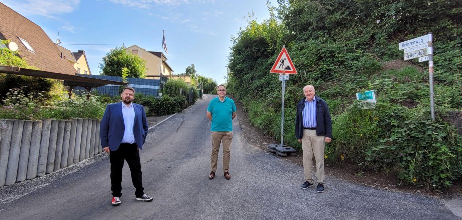 Bürgermeister Christoph Mohr, Werkleiter Michael Stiren und Erster Beigeordneter Bernhard Wiemer begutachteten die fertigen Abschnitte der Baumaßnahme.