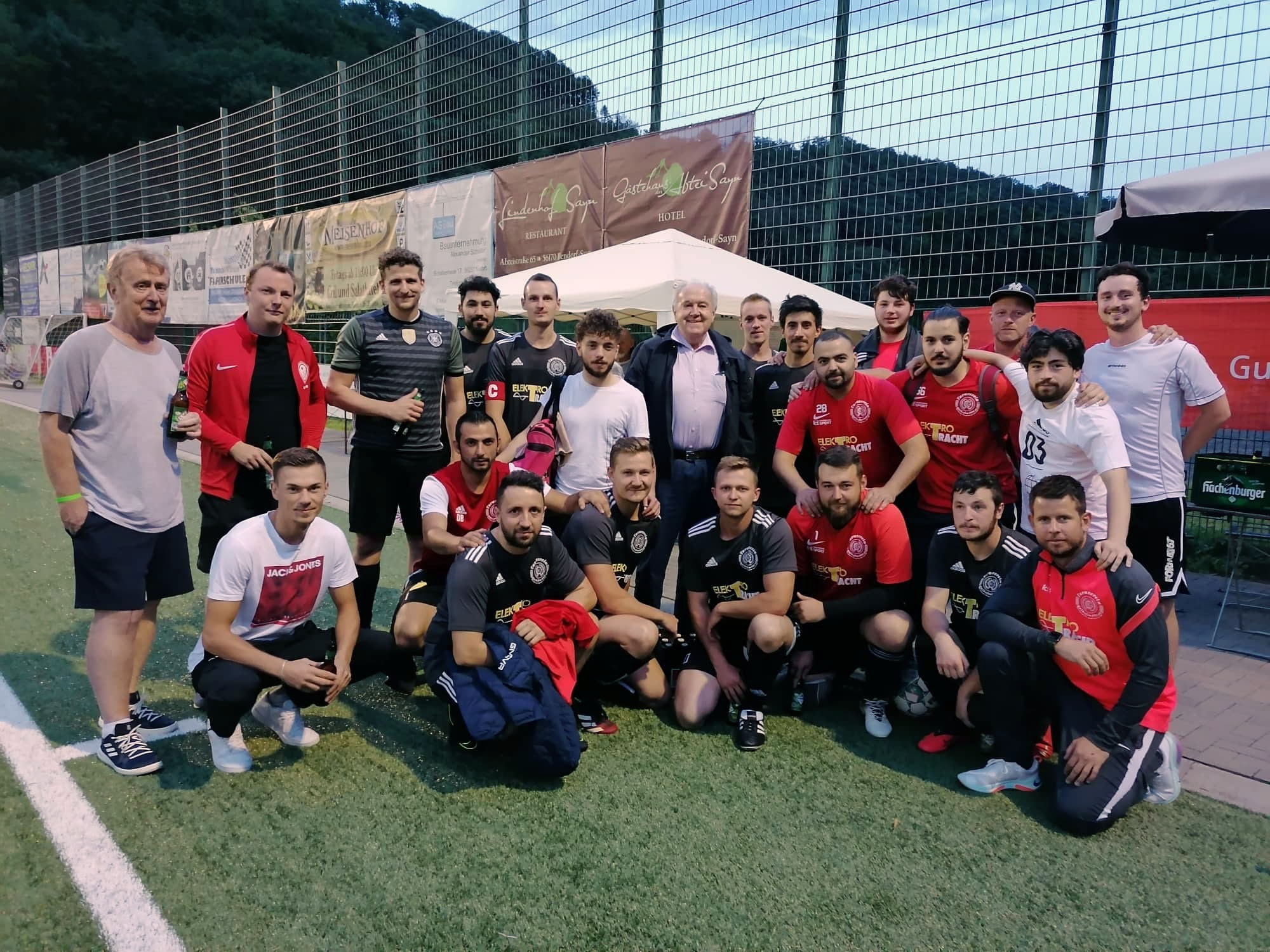 Erster Beigeordneter Wiemer mit dem Siegerteam.