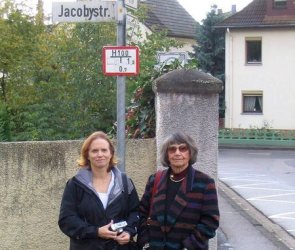 Frau H. Norman geb. Jacoby mit Tochter