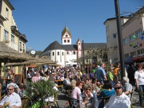Kirchplatz mit vielen Besuchern