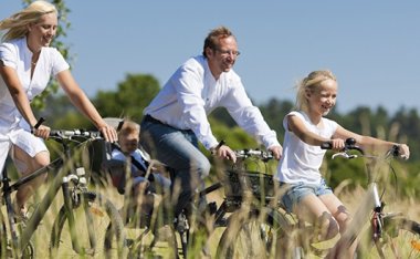 Familie fährt Rad