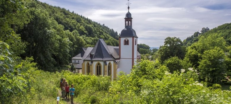 Wanderer passieren die Abtei Sayn