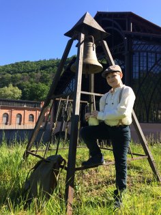 Hüttenjunge Toni vor der Gießhalle