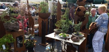 Stand mit Deko und Pflanzen beim Bauern- und Gartenmarkt