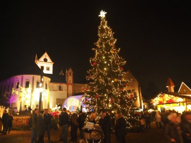 Medarduskirche, Weihnachtsbaum und Buden